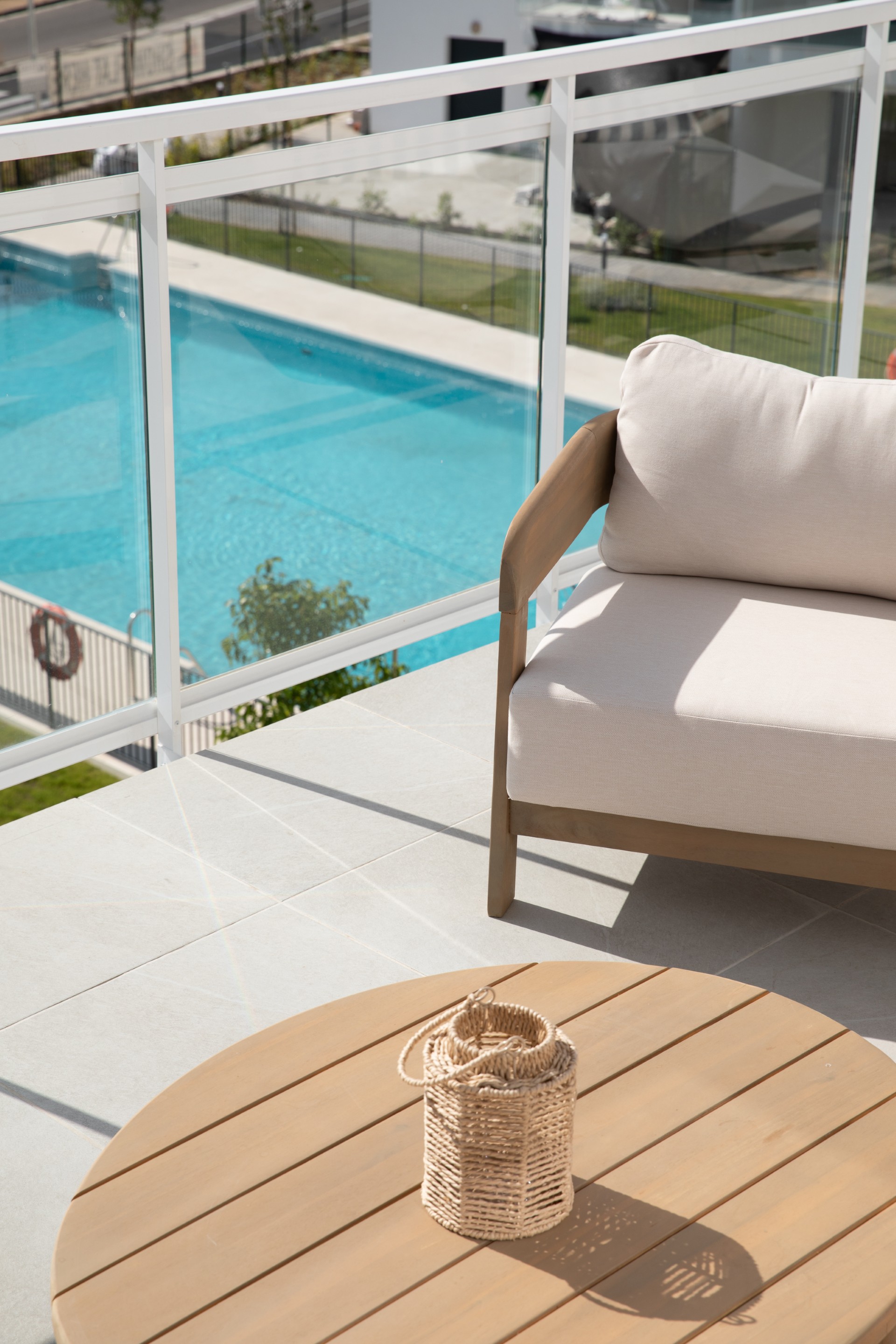 Wit appartementsgebouw met palmen en tuin