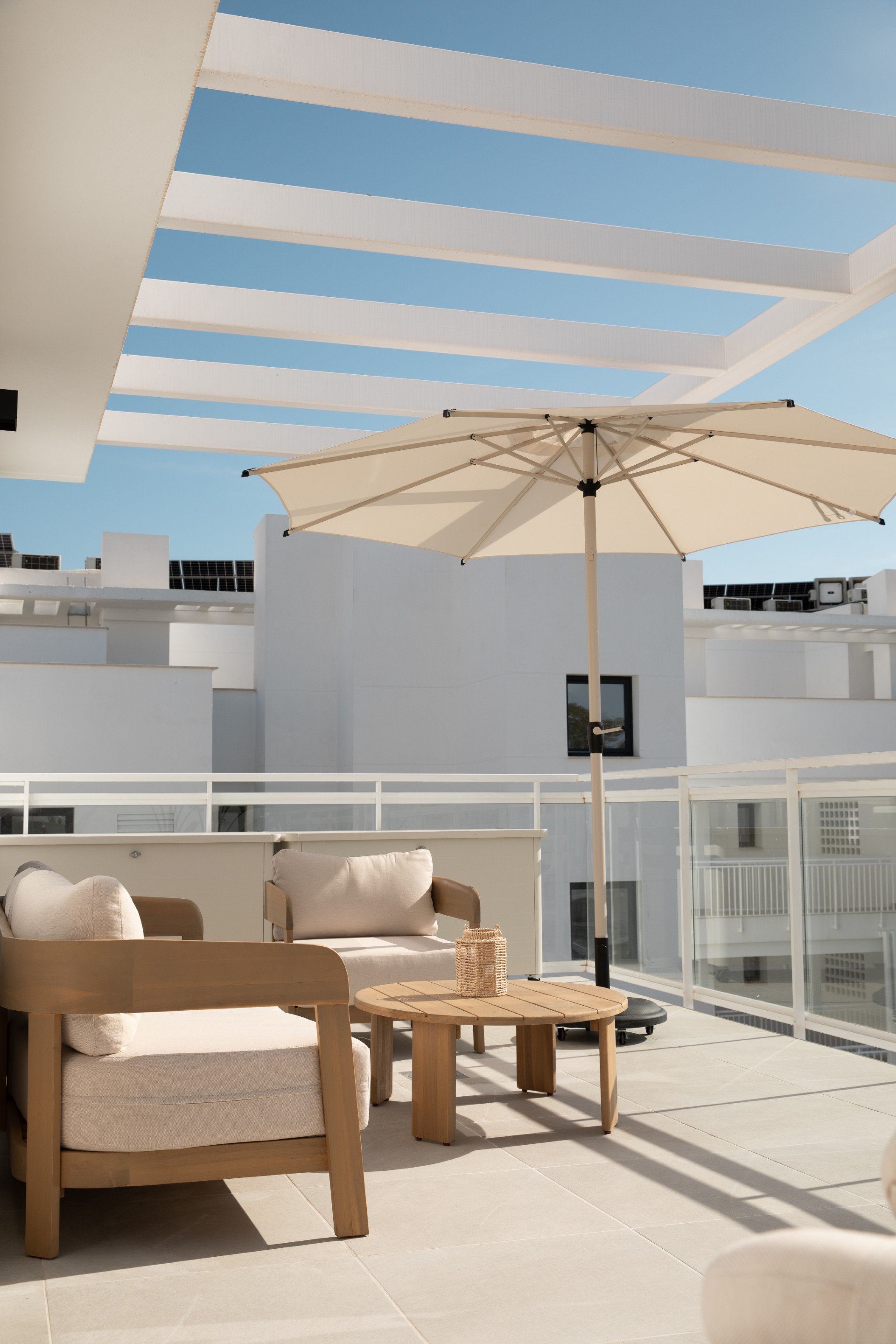 Dakterras met pergola en parasol